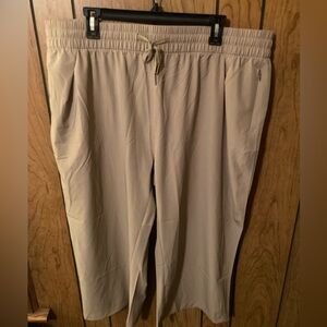 Women’s Live Your Greatness beige wide leg active capris in XXXL